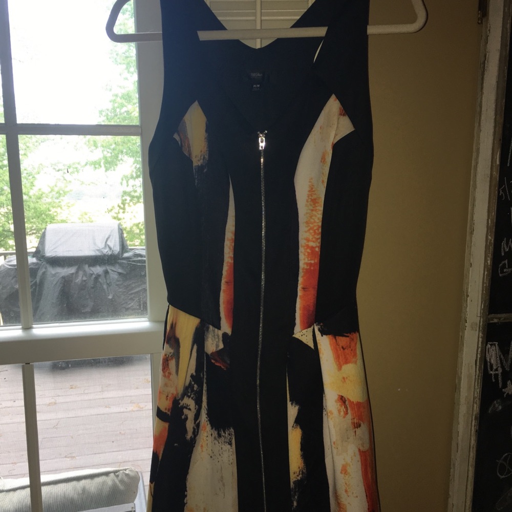 Dress with zipper and abstract color pattern